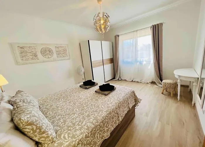 Charming 5 Bed Private - * Quarteira