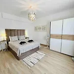 Charming 5 Bed Private - Villa *