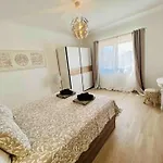 Charming 5 Bed Private - * Quarteira